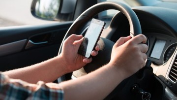 usar celular enquanto dirige